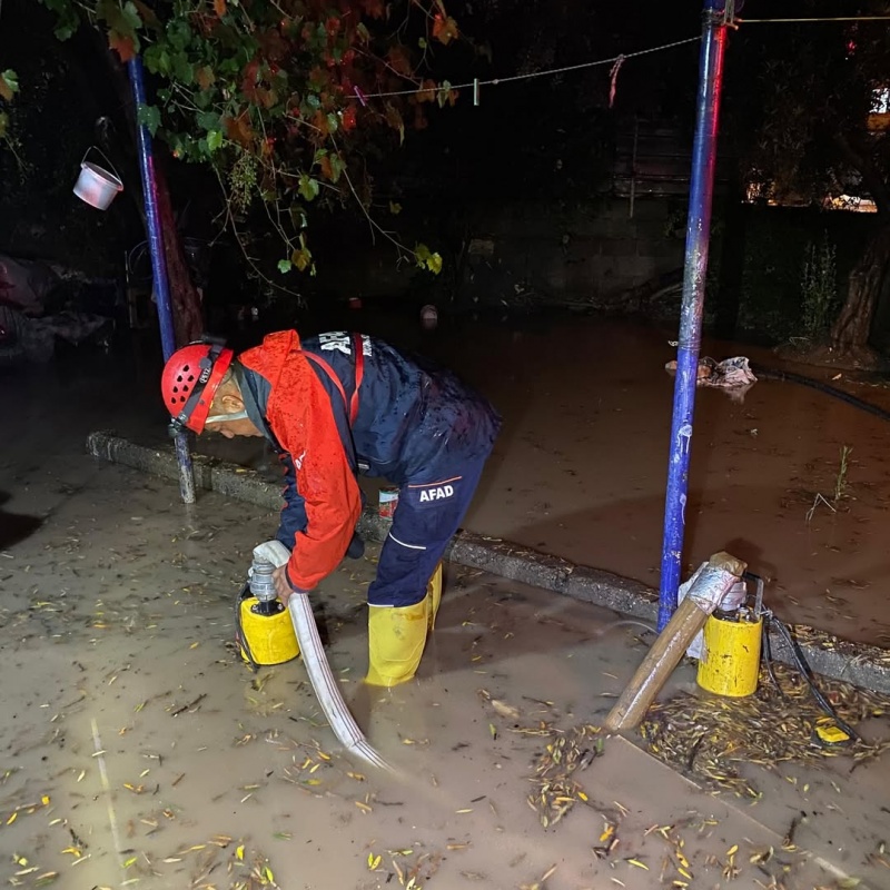 OSMANİYE'DE SAĞANAK YAĞIŞ, EV VE İŞ YERLERİNİ SU BASTI