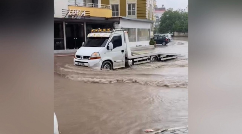 OSMANİYE’DE ŞİDDETLİ YAĞMUR HAYATI FELÇ ETTİ