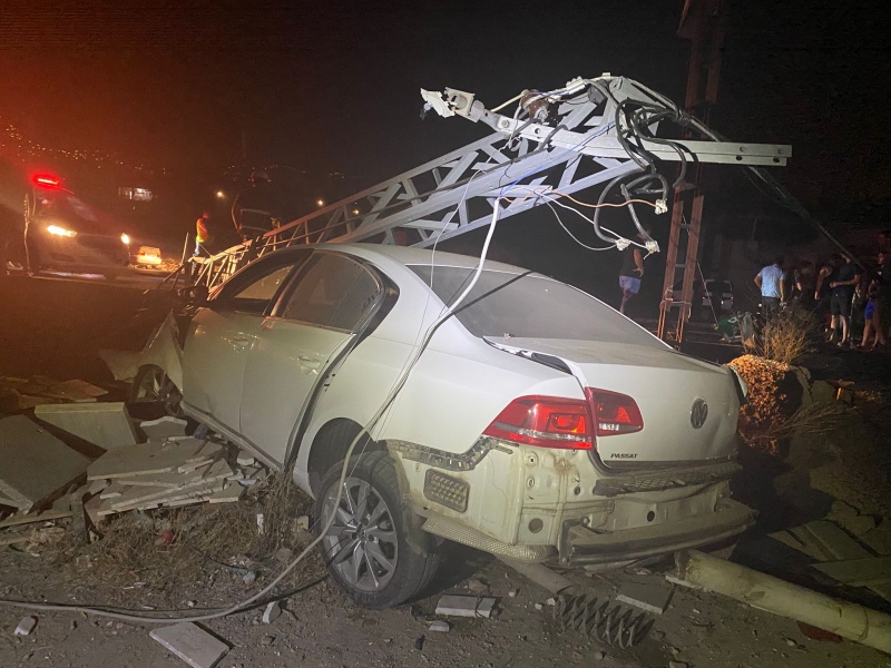 OSMANİYE’DE FECİ KAZA: OTOMOBİL DİREĞE ÇARPTI, MOTORU FIRLADI
